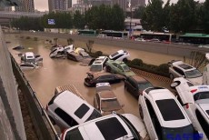 河南暴雨启示：车、田被淹，房屋倒塌，谁能为巨灾买单？