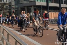荷兰大叔发明没有踏板的自行车，让你骑车像走路一般，非常环保！