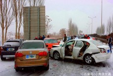 交通事故：京藏高速雪天发生车祸，四辆车连环追尾