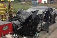 特斯拉 Model S 追尾消防车，事故原因正在调查中